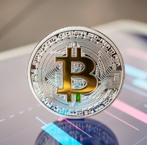 Bitcoin, moneda virtuala care patrunde tot mai puternic in viata reala - Avantaje si pericole
